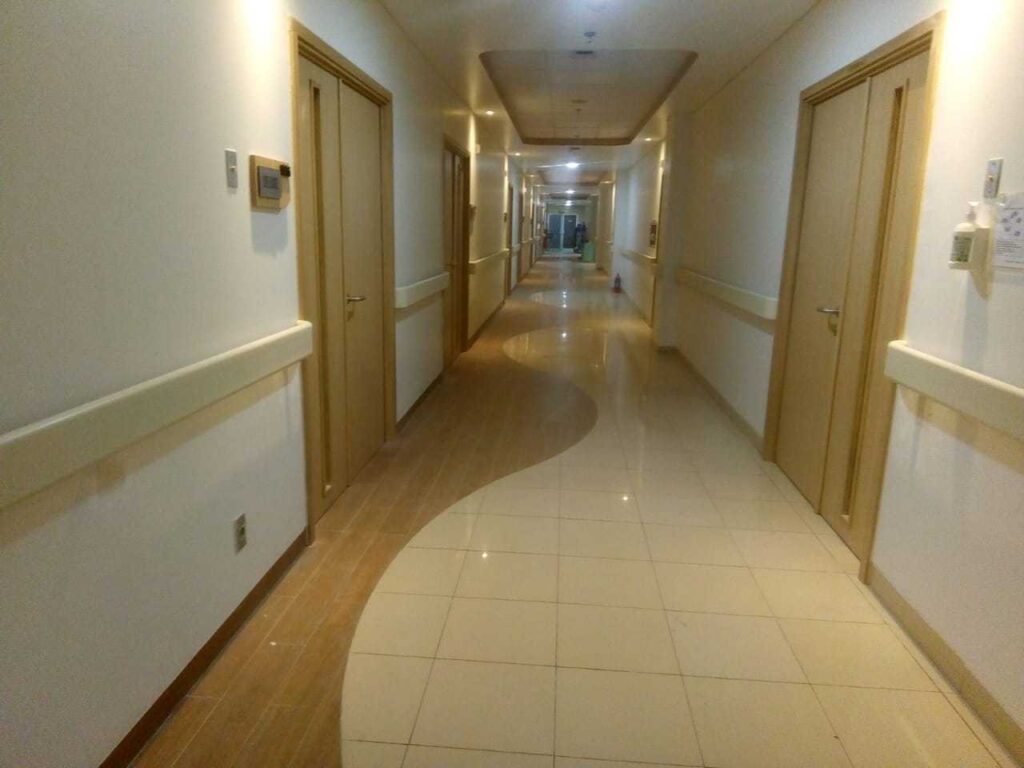 Handrail PVC rumah sakit ergonomis dan aman untuk pasien.