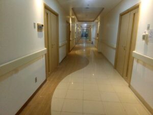 Handrail PVC rumah sakit ergonomis dan aman untuk pasien.