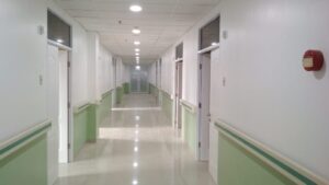 Handrail PVC rumah sakit ergonomis dan aman untuk pasien.